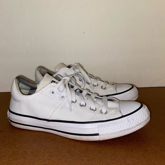 Women’s size 7 Converse low top all star Chuck Taylor Crisp White sneakers - Picture 2 of 10